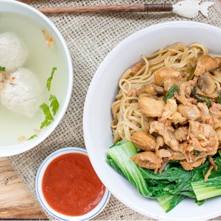 berapa kalori yang dihasilkan dari semangkok mie ayam? Oleh sebab itu ketahui cara membakar kalori mie ayam.