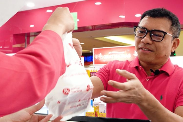 PESTA Belanja di VIVA Apotek, Anang Hermansyah Ajak Pelanggan Raih Emas Gratis