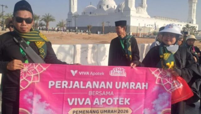VIVA Apotek Berangkatkan Dua Pelanggan Terpilih Umrah Lewat Program THR Umrah 2026