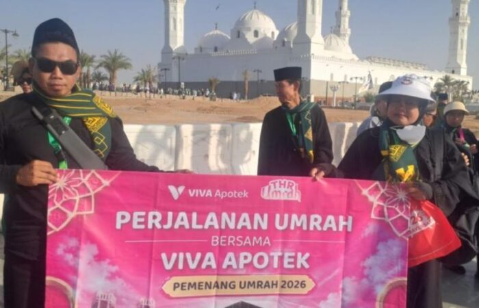 VIVA Apotek Berangkatkan Dua Pelanggan Terpilih Umrah Lewat Program THR Umrah 2026