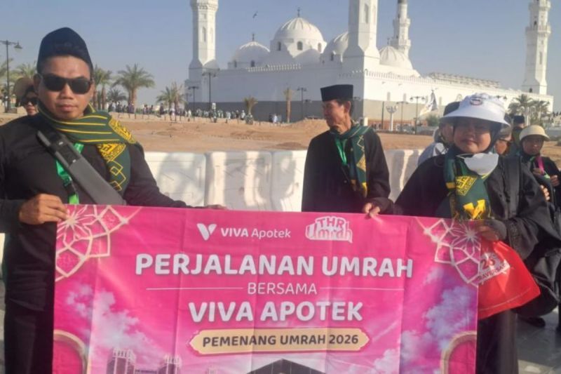 VIVA Apotek Berangkatkan Dua Pelanggan Terpilih Umrah Lewat Program THR Umrah 2026